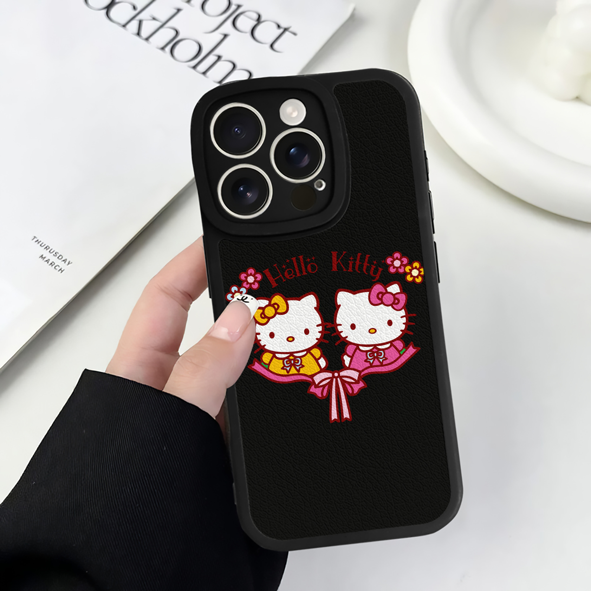 （画像用） Hello Kitty ハローキティ 【iPhone 16シリーズ対応】シリコンスマホケース（レザー調） 材質：シリコン